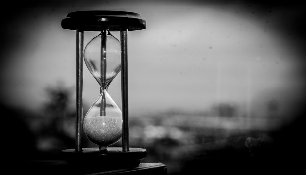 Hourglass / Image by Eduin Escobar from Pixabay
