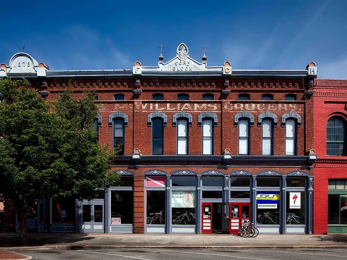 ‘Small Town Setup’ misses mark by forcing real women into Hallmark movie&nbsp;tropes